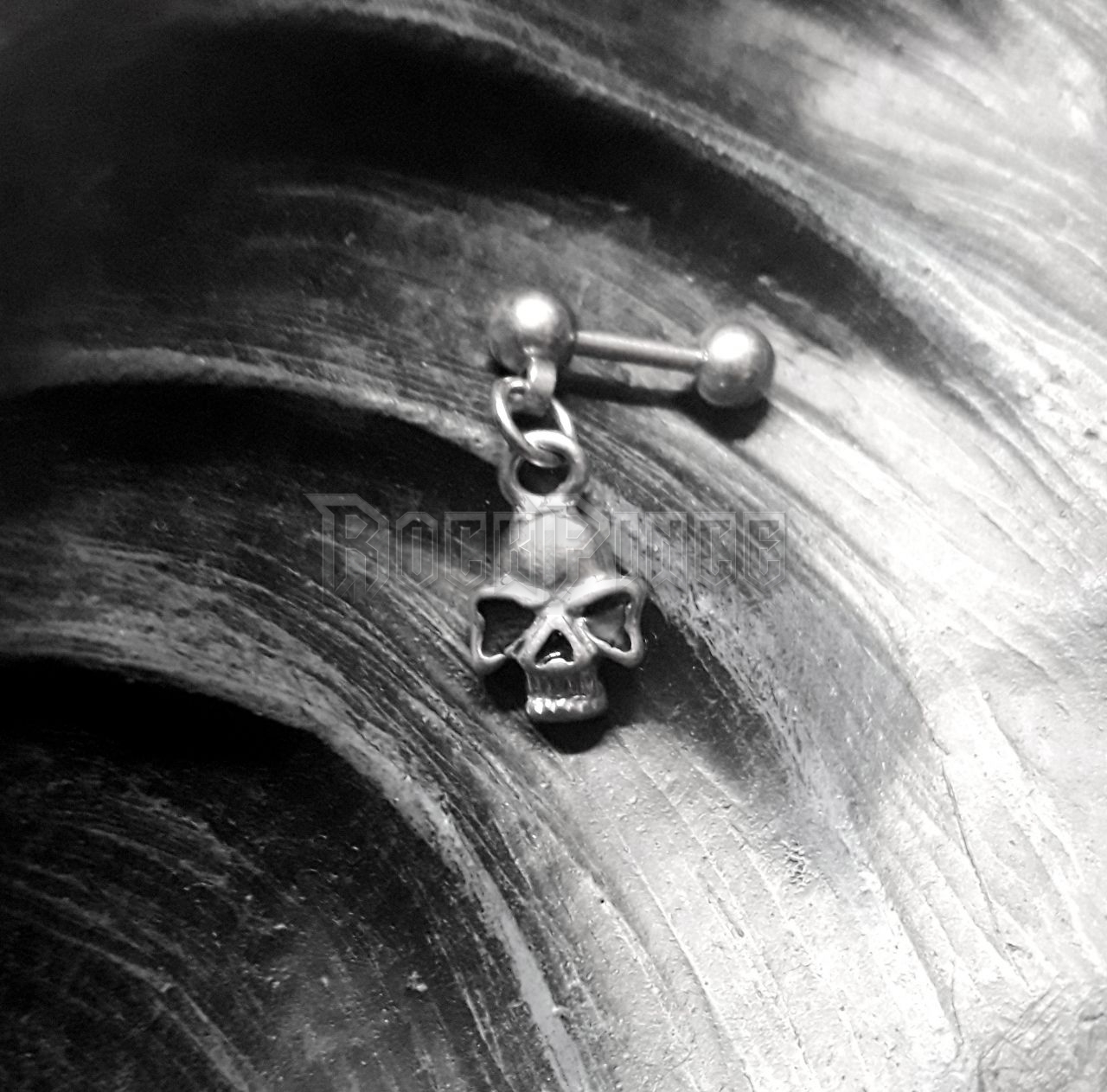 Skull - tragus / helix piercing